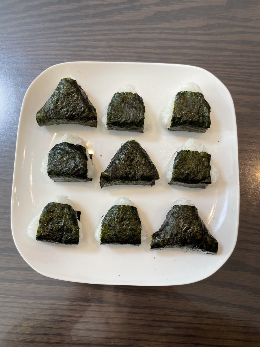 035's tweet photo. 最近お気に入りのちび結び。
ろく助の塩と味海苔だけのシンプルな味付けで😊

#OnigiriAction2024
#OnigiriAction https://t.co/frFqXmNONu