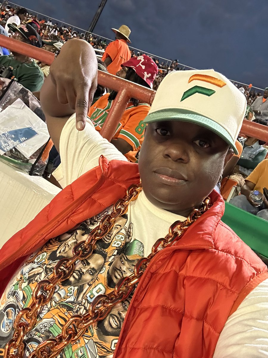 TheDiplomat13's tweet photo. Reppin’ the @fangexchange  #FAMUHoco #BRAGGLIVE

Support our student athletes by going to https://t.co/Kf6rPzTmc8.

Shout out to the founders @ashluvsports and @SkirtsNSportz 🧡💚🐍 https://t.co/cumYPXrXnJ