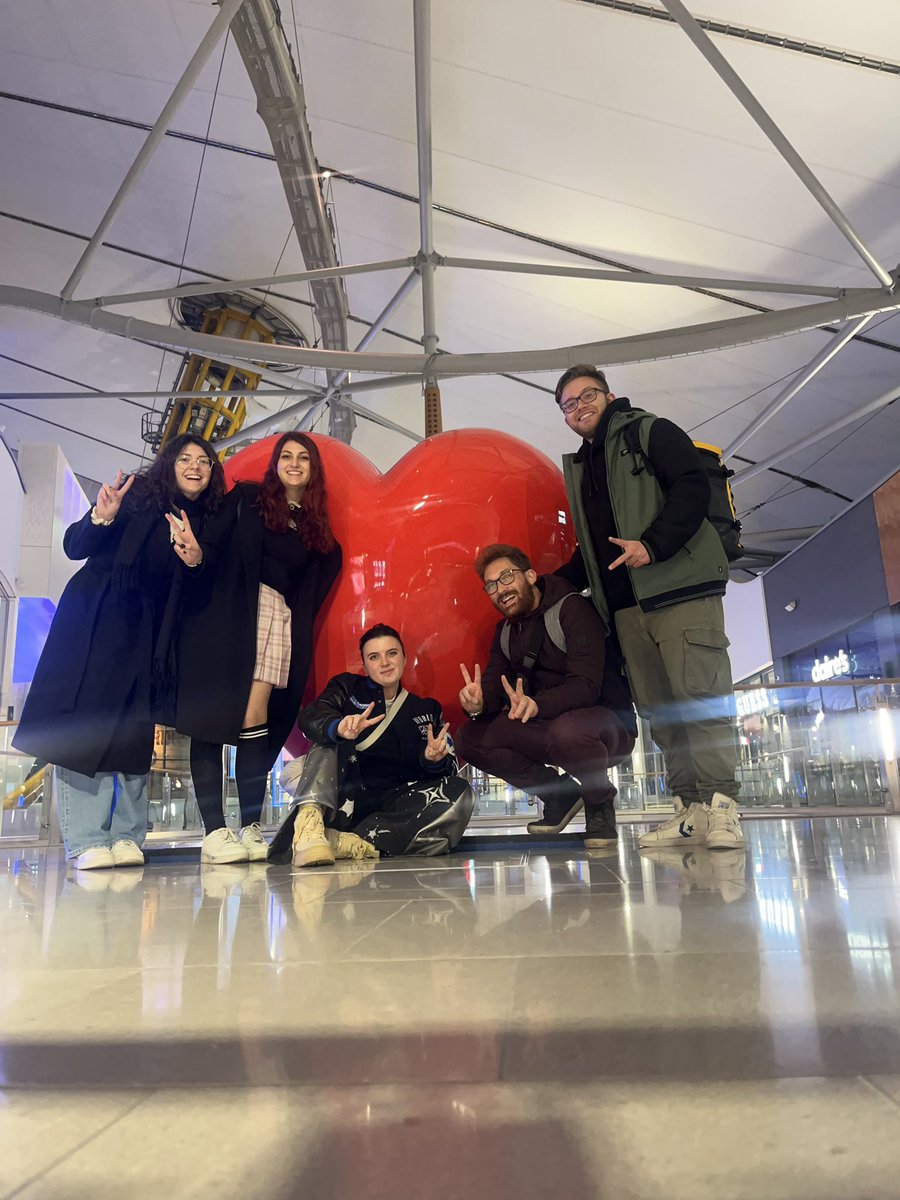 Un po’ di 🇮🇹 a Londra
 <a href="/AithusaHere/">Cecilia</a> <a href="/DeugemoTwo/">Francesco Lombardo 🏳️‍🌈🇪🇺</a> <a href="/AceRoxasLOL/">AceRoxas</a> 🤍
#worlds2024