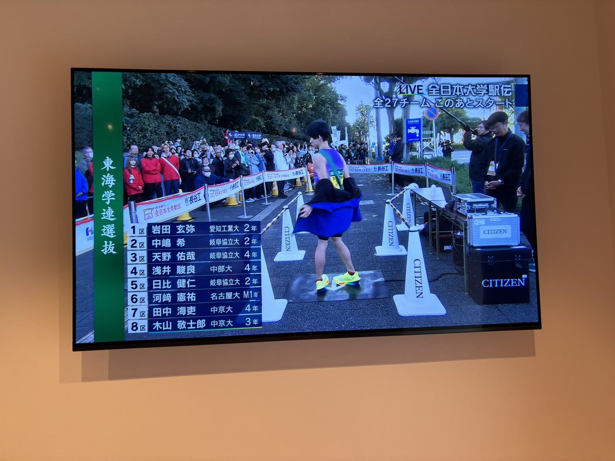 14nonsense14's tweet photo. 全日本大学駅伝のスタート前
ゼッケン&amp;タスキの確認が、ファッションショーのランウェイみたいで、カッコいい✨
#全日本大学駅伝
#スタート前
#ゼッケン
#タスキ
#カッコイイ
#ファッションショー
#ランウェイ https://t.co/fZCDHgn3Ph