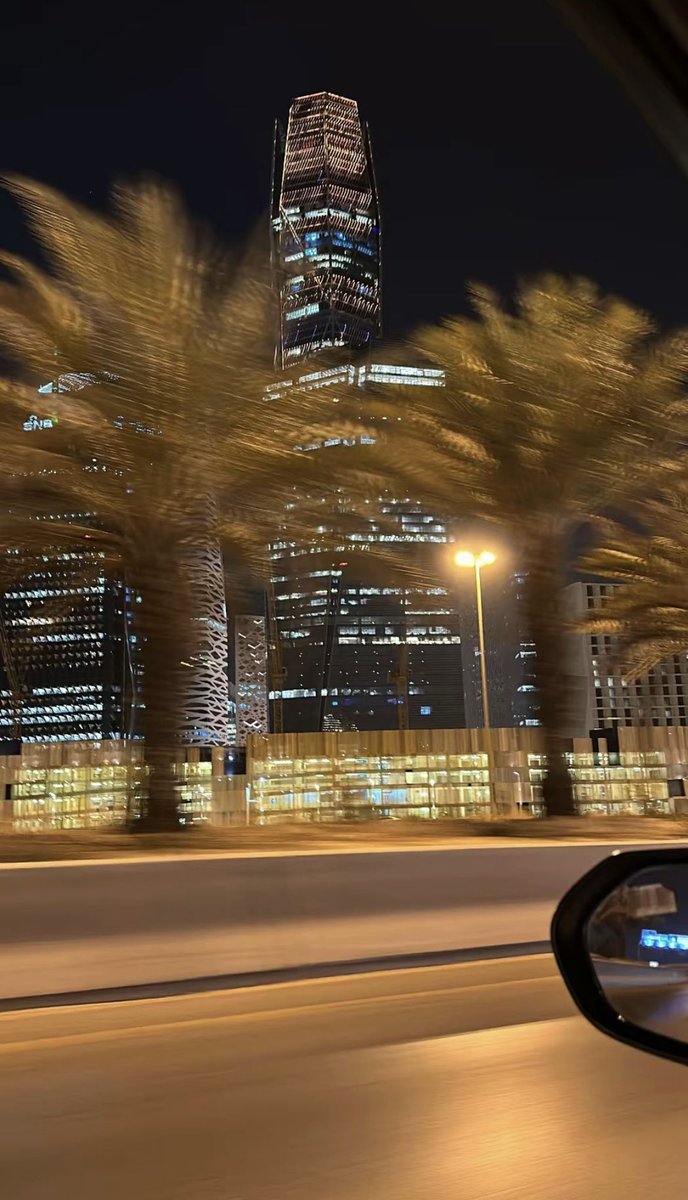 علاقات أمرّرها مرور ما عليه ختوم
و علاقات أميّزها مثل تاريخ ميلاديّ"