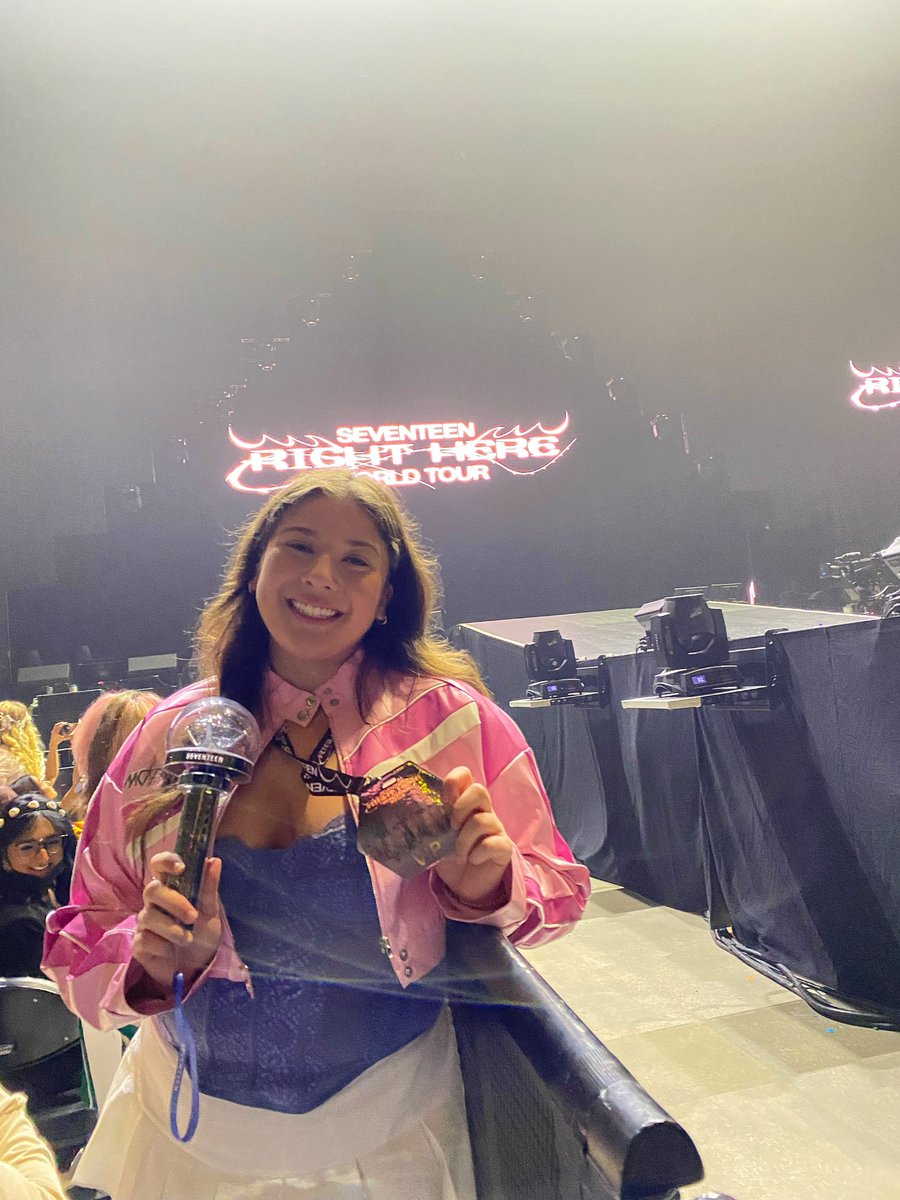 natalie_blessed's tweet photo. My dream come true🎤🩷 THANK YOU @pledis_17 I LOVE YOU #svt #SVT_RIGHT_HERE_IN_US https://t.co/ttpxJ5k8dN