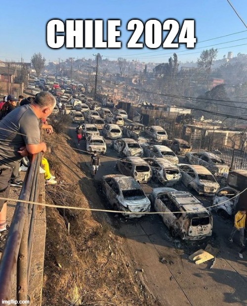 solo_gemma's tweet photo. Lo mismo pero con la diferencia q en Chile fuego, España agua, y ambos con un Gobierno comunista, NO alertaron, NO dejaron salir a las FFAA para ayudar, abandonaron la gente esperando q murieran y ahora están sin ninguna ayuda‼️ #RenunciaToha #ACBoric #GobiernoComplicedeViolacion https://t.co/aF1zDOR08W