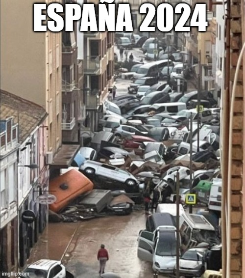 solo_gemma's tweet photo. Lo mismo pero con la diferencia q en Chile fuego, España agua, y ambos con un Gobierno comunista, NO alertaron, NO dejaron salir a las FFAA para ayudar, abandonaron la gente esperando q murieran y ahora están sin ninguna ayuda‼️ #RenunciaToha #ACBoric #GobiernoComplicedeViolacion https://t.co/aF1zDOR08W