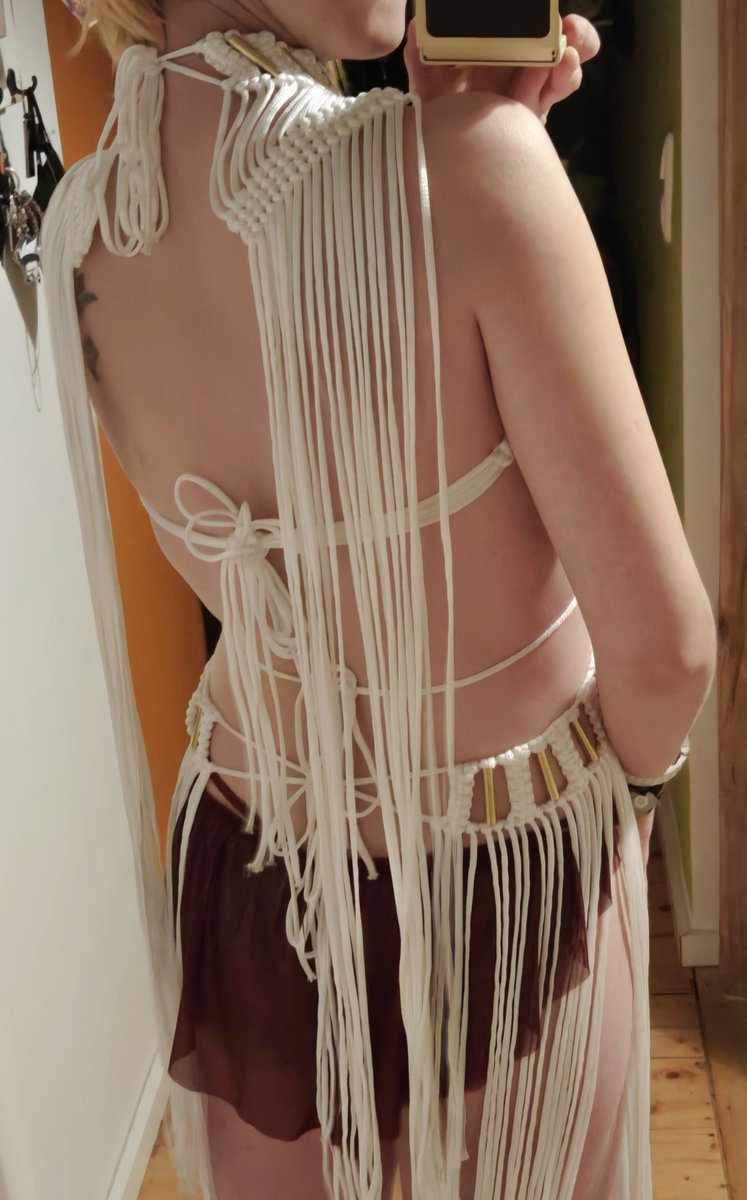 That's my outfit 😌✨️
My boots haven't arrived yet, but I'll make a few changes, knot in a few pearls and a net over the shoulders. Have to do something about that back situation, too.
Lucifer's horns will be my headpiece, and maybe, if I have time left, I'll make a tail 😏🔥