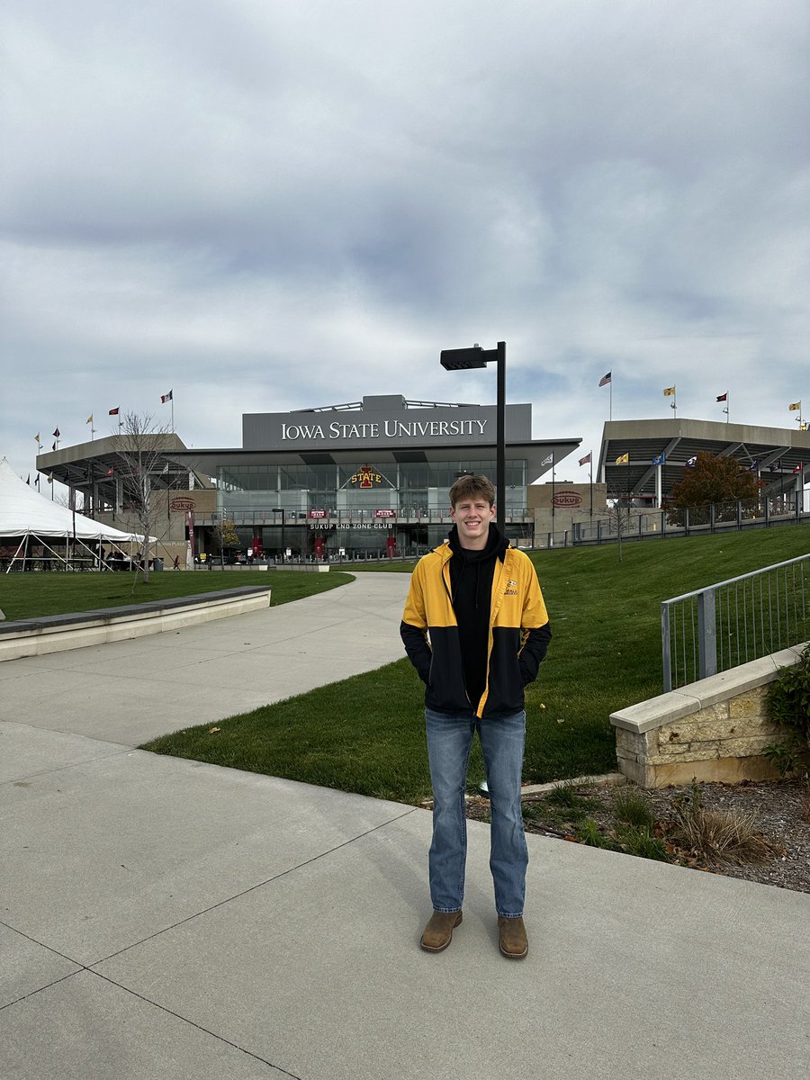 dax_wiskur's tweet photo. Thank you @CoachKelley52 for the game day invite to @CycloneFB. Truly a great atmosphere and culture! Thanks for the amazing hospitality! https://t.co/6deNLWmuND