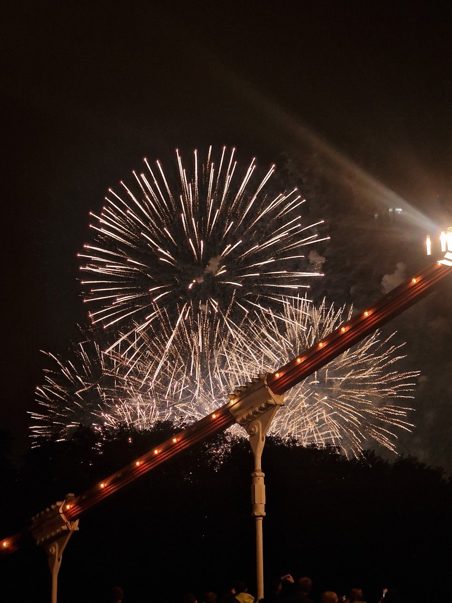 My pal &amp; I were dancin &amp; giggling around with our sparklers like 5 year olds&amp; a couple walked by smiling at us. So I gave them a sparkler each too&amp;then the 4 of us danced&amp;giggled around with our sparklers like 5 year olds.Little moments like that! It's what makes me love London🫶