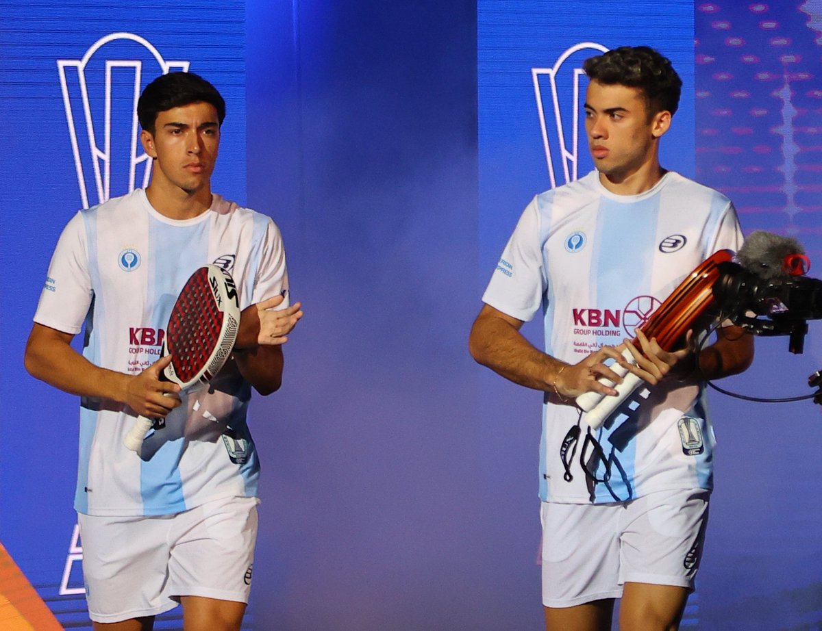 VSportsTM's tweet photo. Ellos son Tino Libaak y Leandro Román Augsburger. Son los nombres propios del deporte argentino en la jornada de hoy.

Con 19 y 20 años respectivamente, se tuvieron que hacer cargo del punto definitivo (series al mejor de 3 partidos) en la final del Mundial de pádel en Qatar. Debieron enfrentar a una dupla que tenía a Paquito Navarro, histórico y experimentado jugador español, ex 1 del mundo.

Perdieron el primer set, remontaron y se llevaron el segundo. Cuando estaban 5-5 en el tercero, Augsburger sufrió un problema físico que lo incapacitó para desplazarse en la pista. Pero bancó la parada y aportó lo que pudo. Libaak lo alentaba al grito de "por la camiseta", señalándose el escudo.

No actuaba: estaba en estado de gracia. Se encendió en modo Dios para llevar al equipo a un tie break que ganaron 7-2 para desatar la locura de Argentina campeón.

Decir pádel es decir Argentina. Y siguen saliendo chicos que saben llevar la bandera a lo más alto.