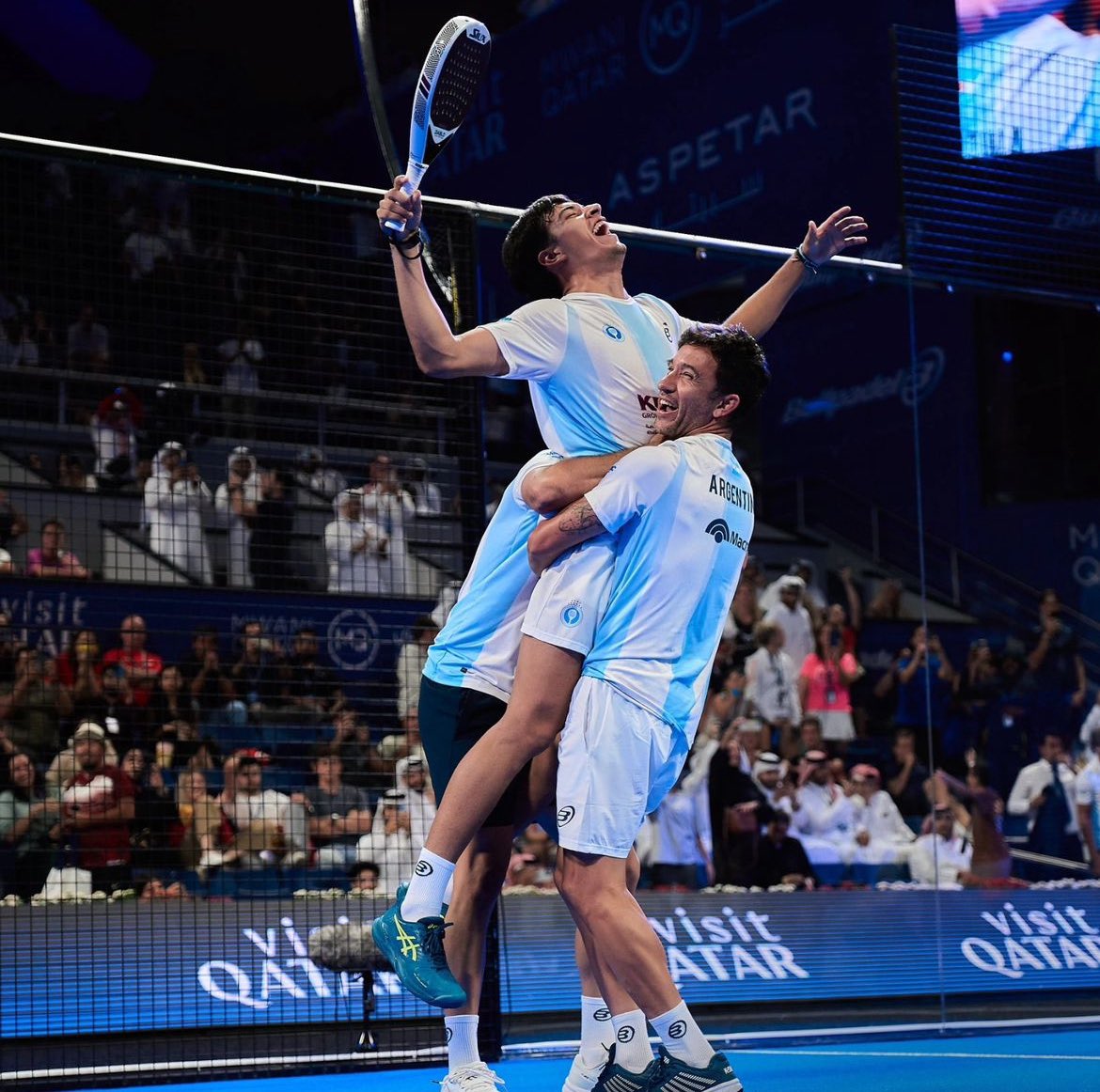 MedioPuntoPadel's tweet photo. Hace 2 años tuviste tu momento, le diste el mundial a tu país, con “la mejor foto de tu carrera”. Hoy, a tus 40 años, te tocó sufrirlo desde fuera, y le diste al niño que te relevó, a Tino, uno de los mejores momentos de su vida. El pádel argentino está en buenas manos, Sanyo. https://t.co/z1phMAR9eb