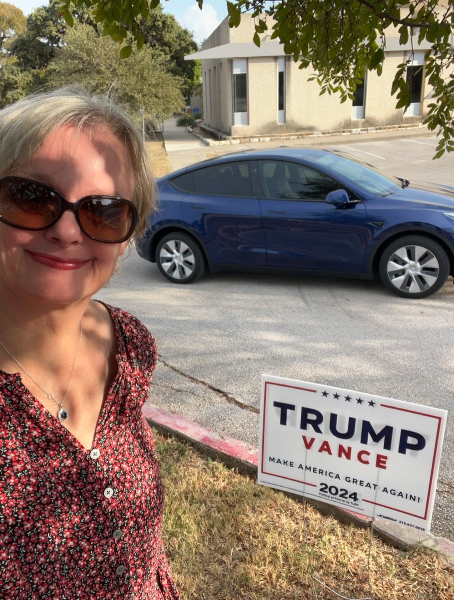 gailalfaratx's tweet image. Love seeing all the hundreds of Trump signs all over Austin 🇺🇸🇺🇸
