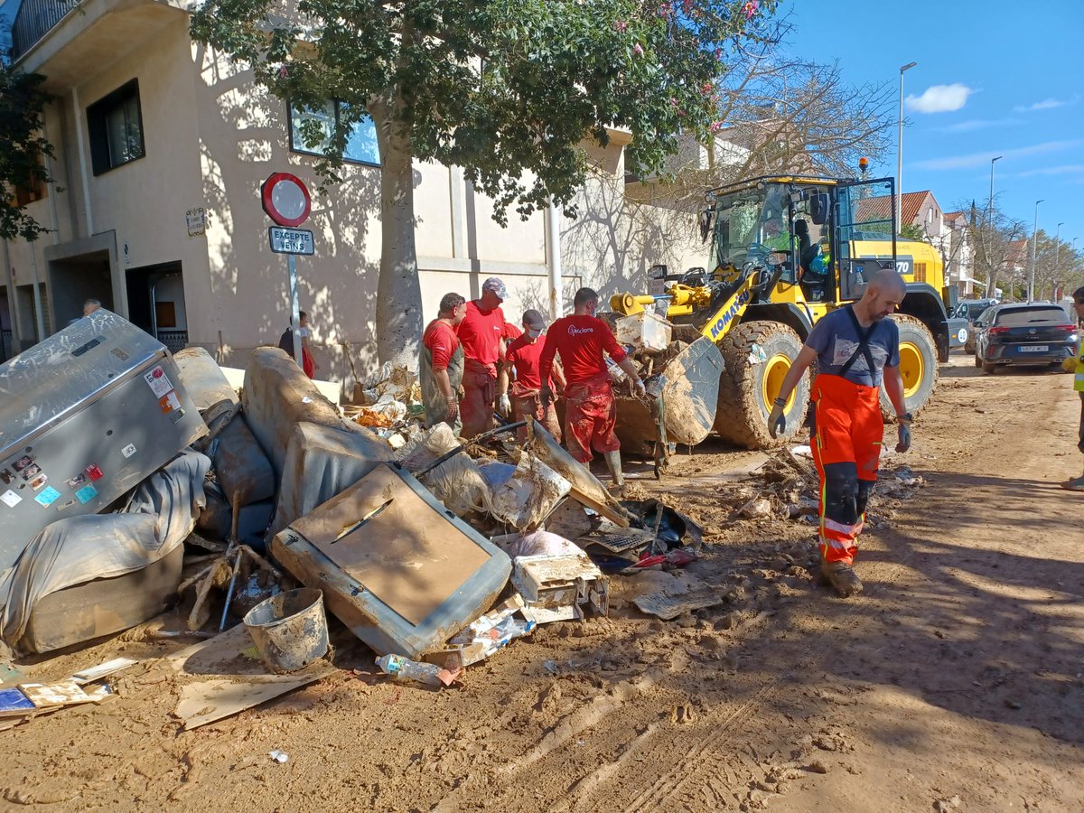 ACCIONA's tweet photo. GRACIAS a todos los equipos especializados de ACCIONA que se han movilizado hasta las zonas más castigadas para ayudar a las comunidades, contribuyendo en las labores de saneamiento y limpieza. Mucha fuerza a todos. https://t.co/JCmaQ5pj0E