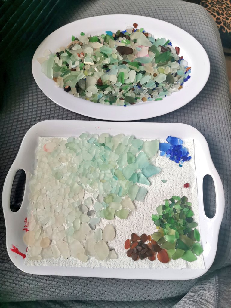 tismenic70's tweet image. Started sorting my seaglass this evening. . I've found a few bits..
#Seaglass