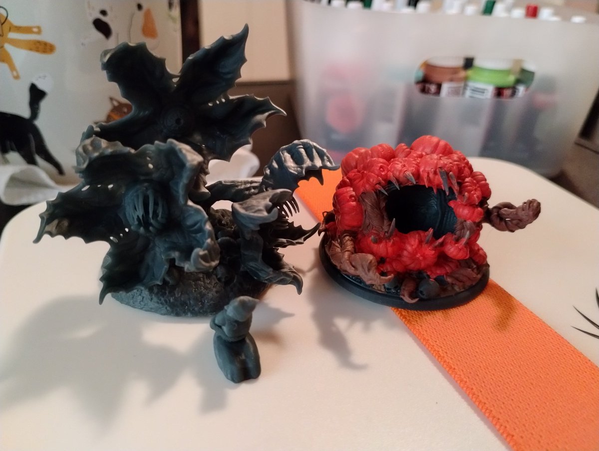 Ms_Loot's tweet photo. Working on some late night painting. Also redoing the pumpkin patch. Not liking all the orange lol. #DND #minia https://t.co/AwJun9CpWg