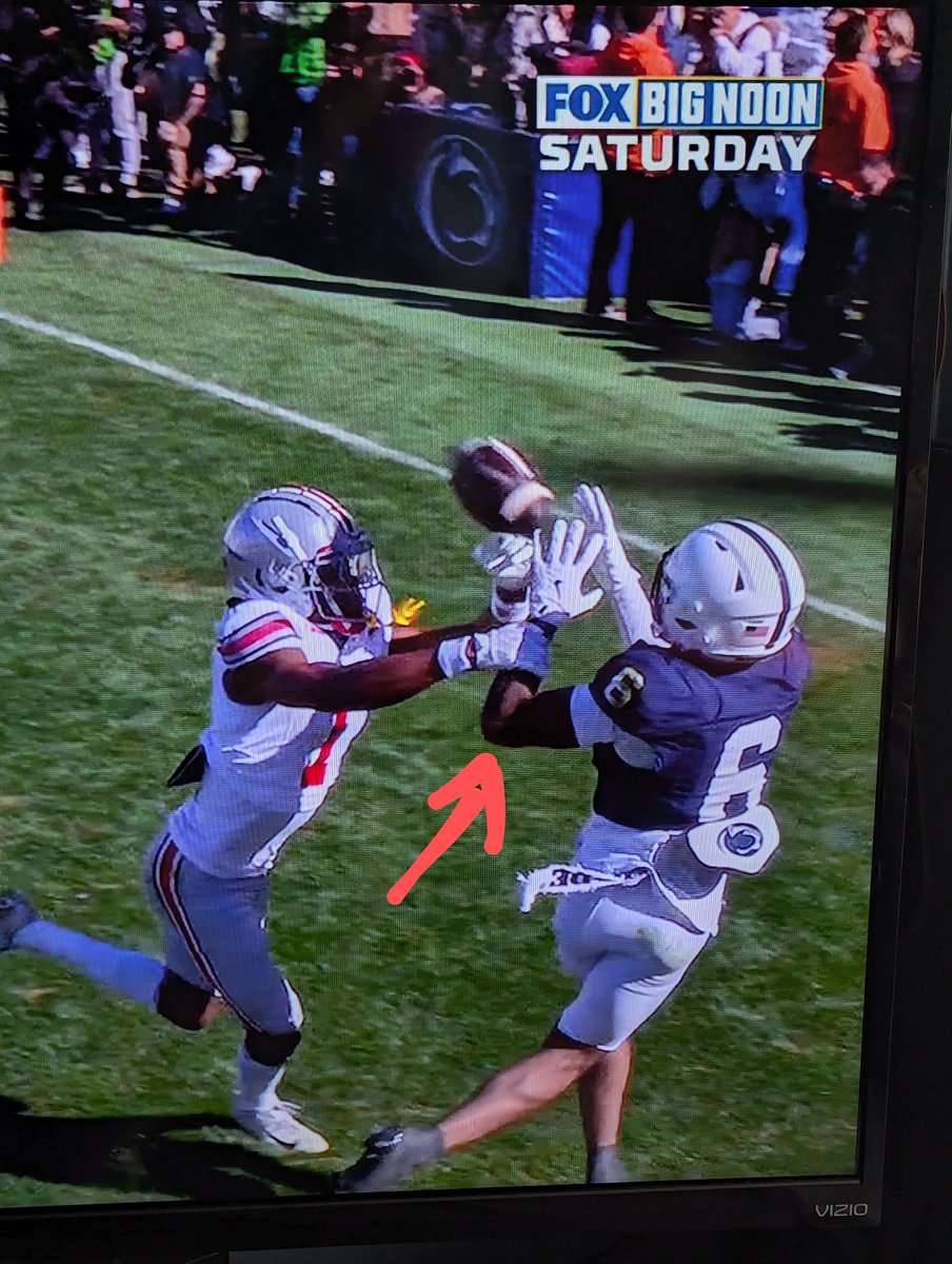 Steveski69's tweet photo. @CFBONFOX Here's another missed call to end the first half.  I guess they were focused on confirming the Buckeye had the ball and got the foot down, while simply ignoring the wrist grab and pull preventing the catch. https://t.co/ybBwBegLqT