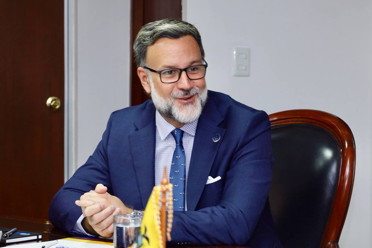 Congreso_HND's tweet photo. 🇺🇸🗳️ | 𝐃𝐢𝐫𝐞𝐜𝐭𝐨𝐫 𝐫𝐞𝐠𝐢𝐨𝐧𝐚𝐥 𝐝𝐞 𝐈𝐅𝐄𝐒 𝐝𝐞𝐬𝐭𝐚𝐜𝐚 𝐩𝐚𝐫𝐭𝐢𝐜𝐢𝐩𝐚𝐜𝐢𝐨́𝐧 𝐝𝐞 𝐜𝐨𝐧𝐠𝐫𝐞𝐬𝐢𝐬𝐭𝐚𝐬 𝐡𝐨𝐧𝐝𝐮𝐫𝐞𝐧̃𝐨𝐬 𝐜𝐨𝐦𝐨 𝐨𝐛𝐬𝐞𝐫𝐯𝐚𝐝𝐨𝐫𝐞𝐬 𝐞𝐧 𝐞𝐥𝐞𝐜𝐜𝐢𝐨𝐧𝐞𝐬 𝐝𝐞 𝐄𝐬𝐭𝐚𝐝𝐨𝐬 𝐔𝐧𝐢𝐝𝐨𝐬.

El director regional para América Latina y el Caribe de la Fundación Internacional para Sistemas Electorales (IFES por sus siglas en inglés), Máximo Zaldívar Calderón, destacó la participación de una delegación de congresistas hondureños que participarán como veedores de las elecciones en Estados Unidos este próximo martes 5 de noviembre.

Zaldívar refirió que se trata de un proceso electoral que acapara la atención mundial y particularmente para los latinoamericanos suscita mucho interés independientemente de cuál sea el resultado, por el impacto que podrá tener en el futuro de las relaciones económicas, comerciales, culturales y políticas con Estados Unidos en los países de la región y particularmente de Centroamérica.

“Nos sentimos muy satisfechos de que además de autoridades electorales de Honduras que son los socios de @IFES1987 en nuestros programas en el país y además, en esta oportunidad contaremos con una delegación pluralista de miembros del Congreso Nacional de la República, encabezada por su presidente @Lredondo, lo cual yo considero sumamente importante porque demuestra que además de tener un interés de tener una experiencia en procesos electorales comparativa, tiene también el interés de qué viene después y cuáles van a ser esas relaciones a futuro, independientemente del resultado del día martes”, destacó.

Refirió que EE. UU. ha demostrado mucho con su democracia durante tantos años y ha servido como inspiración y como modelo, aunque las democracias obviamente no son perfectas.  

“Estamos sufriendo una desafección con las democracias en muchas partes del mundo y Estados Unidos no es la excepción, es decir, habemos jóvenes cada vez más menos entusiasmados, la gente un poco distante porque siente que la democracia no les soluciona sus problemas más inmediatos, pero al final es la mejor manera que tenemos los seres humanos para hacer valer sus derechos cívicos y políticos y para su autodeterminación”, comentó.

Refirió que el voto latino es muy importante en las elecciones de EE. UU., el que ha venido aumentando, ya no es un voto minoritario sino que es un voto muy importante, distribuido equitativamente entre la costa este y la costa oeste de ese país, mientras que el voto centroamericano ha venido creciendo más y cobrando mayor relevancia y se espera que se haga escuchar en este proceso.

Zaldívar recomendó al pueblo hondureño estar pendiente de los resultados, los ciudadanos estadounidenses tendrán la oportunidad de elegir su destino e independientemente de cuál sea el resultado confiar en que las relaciones con los países de América Latina, Centroamérica y Honduras, sigan bien y más que todo que sea una fiesta democrática donde la gente pueda votar en paz, que sea una fiesta cívica.