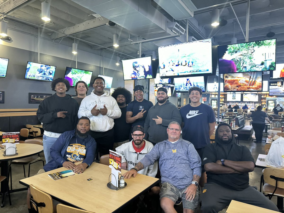 Buffalo WILD WINGS with the o line and d line #millikanfootball <a href="/MakiStewart3/">Maki Stewart, OL</a> <a href="/HegedusKade/">Kade Hegedus</a> <a href="/KaponoMao/">Kapono Mao</a> <a href="/Liki_Lotulelei/">Liki Lotulelei</a> <a href="/CoachDHorn/">Coach Horn</a> <a href="/RomeoPellum/">Romeo Pellum</a>