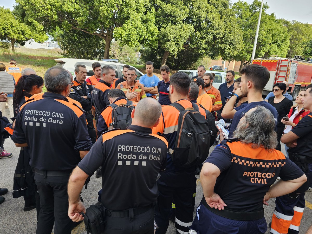 Coordinadora_AV's tweet image. Més de 125 voluntaris de #ProteccióCivil de #Catalunya estem treballant des de dijous a la situació d'emergència produïdes per les inundacions de la DANA a la Comunitat Valenciana.
Gran treball de Coordinació i Intervenció.  
@aavpccv
@Coordinadora_AV