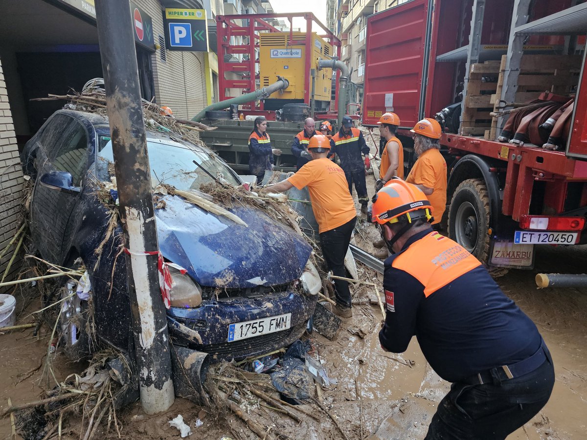 Coordinadora_AV's tweet image. Més de 125 voluntaris de #ProteccióCivil de #Catalunya estem treballant des de dijous a la situació d'emergència produïdes per les inundacions de la DANA a la Comunitat Valenciana.
Gran treball de Coordinació i Intervenció.  
@aavpccv
@Coordinadora_AV