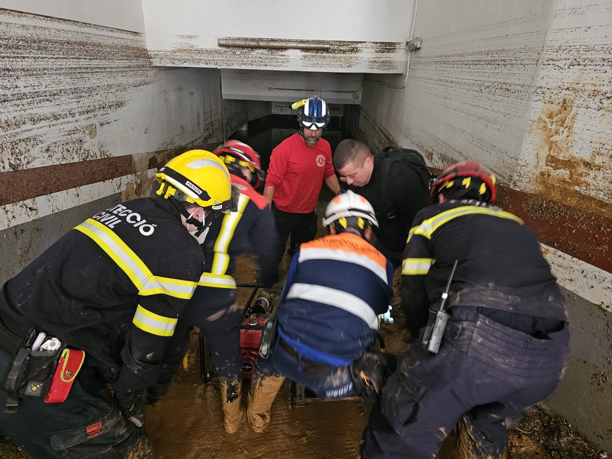 Més de 125 voluntaris de #ProteccióCivil de #Catalunya estem treballant des de dijous a la situació d'emergència produïdes per les inundacions de la DANA a la Comunitat Valenciana.
Gran treball de Coordinació i Intervenció.  
<a href="/aavpccv/">AAVPCCV</a>
<a href="/Coordinadora_AV/">Coordinadora AVPC-Catalunya</a>