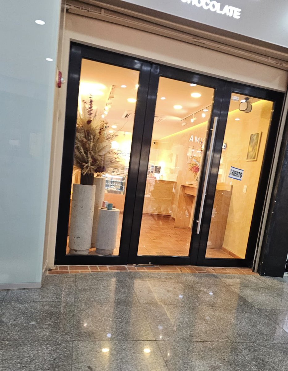 malusita76's tweet photo. Cada tanto me gusta venir a #PlazaLasAmericas a corroborar que siempre está vacía la chocolatería de los #LopezBeltran
¿Cuánta lana de sus amigos #Narcos lavarán ahí? 🤔
#ChocolatesRocío https://t.co/dLWqXF6tkV