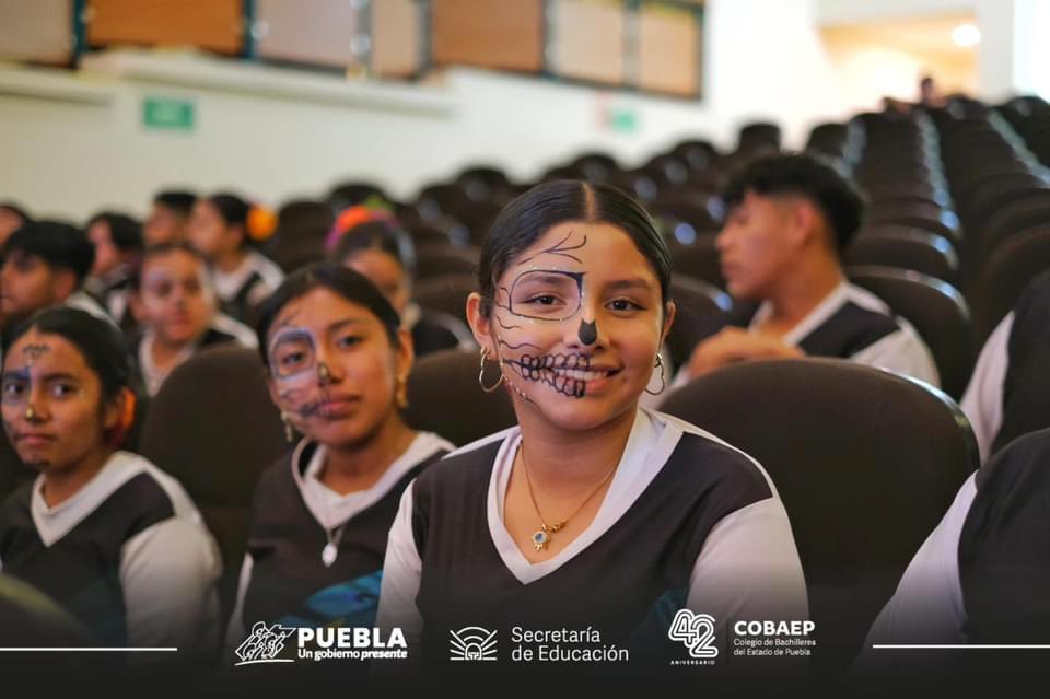 cobaep's tweet photo. 🤩 #Hoy la banda de #música Tigres P-10 Marching Band Cobaep 10 del
Plantel Huauchinango  🎺🎷🥁 se dieron cita en el Teatro de la Ciudad de #Puebla para participar en el Festival Mictlán 💀🌼🌼 junto a las bandas de música de Colombia 🇨🇴 y Polonia 🇵🇱 

#OrgulloCOBAEP https://t.co/i3QnYsx6B9