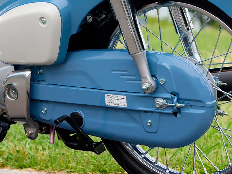 KMDex_hatahata's tweet image. #スーパーカブ50「Final Edition」を受注期間限定で発売！

スーパーカブ50・ #FinalEdition は、往年のスーパーカブをイメージした、親しみやすさを感じさせる「#ボニーブルー 」のカラーリングを設定。