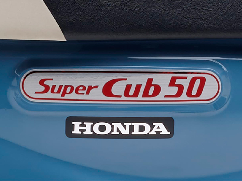 KMDex_hatahata's tweet image. #スーパーカブ50「Final Edition」を受注期間限定で発売！

スーパーカブ50・ #FinalEdition は、往年のスーパーカブをイメージした、親しみやすさを感じさせる「#ボニーブルー 」のカラーリングを設定。
