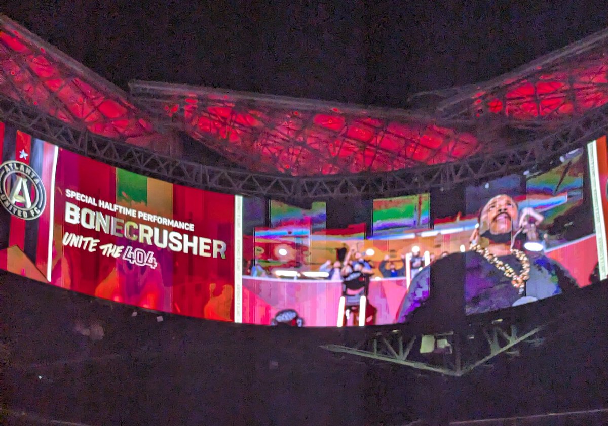 atlutdfantv's tweet photo. Bonecrusher just showed up #ATLUTD
#iainteverscared https://t.co/E1qIoGmWO7