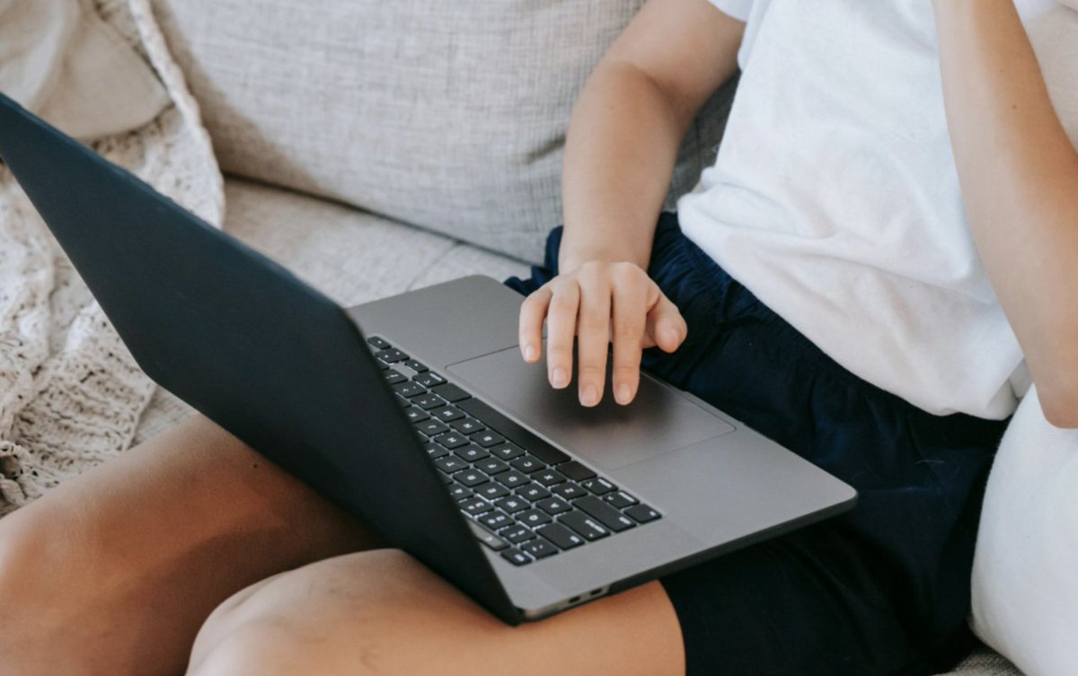 DermMarianne's tweet photo. Why you shouldn't put your laptop on your lap... 
A thread ⬇️ https://t.co/y5tAvIFCAz