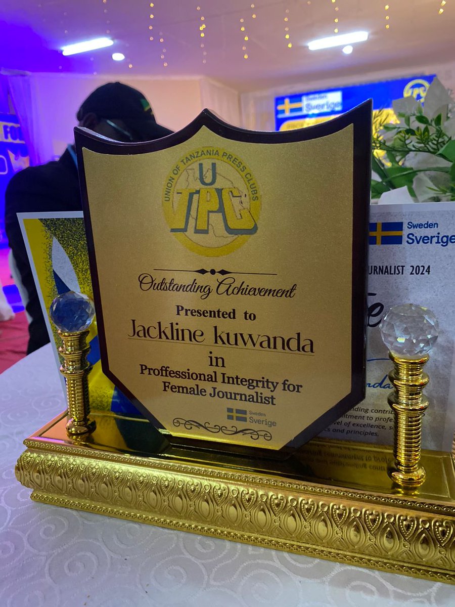 JacklineVictor5's tweet photo. Namshukuru Mungu kwa kupata tuzo na kuwa mshindi wa kwanza kwa tuzo za uandilifu wa kitaaluma kwa waandishi wa habari wanawake na wanaume zilizotolewa na @UTPCtz. Ambapo kwa wanawake nimekuwa mshindi wa kwanza.  @TheChanzo 🙏 https://t.co/QVc3mpimS5