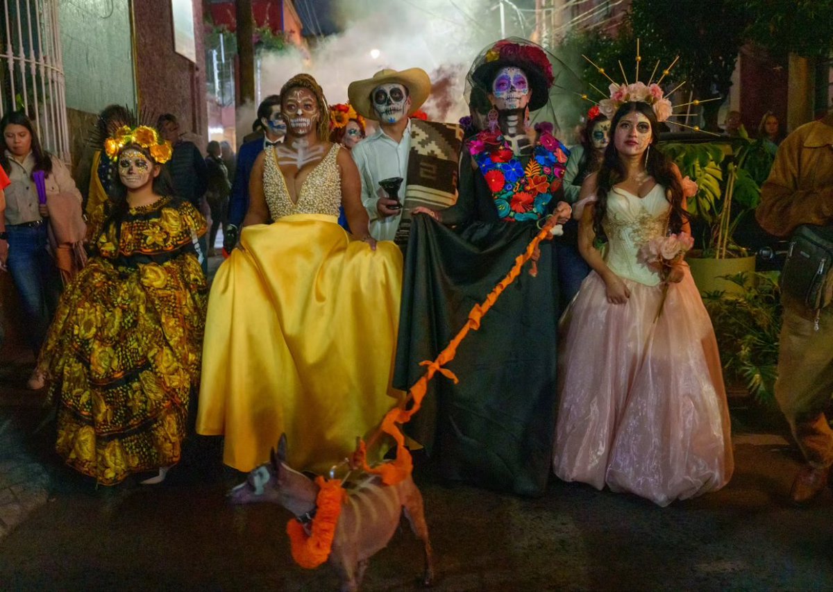 Gabyosoriohdz's tweet photo. 💀 PRIMERA PROCESIÓN DE CATRINAS Y CATRINES EN TLALPAN 💀

Gracias a las y los tlalpenses que, con sus impresionantes atuendos y maquillajes, llenaron Tlalpan de color y alegría. 🏵
A pesar de la lluvia, continuamos caminando juntas y juntos, honrando nuestras tradiciones. 🧡 https://t.co/eM0K7LAtKM