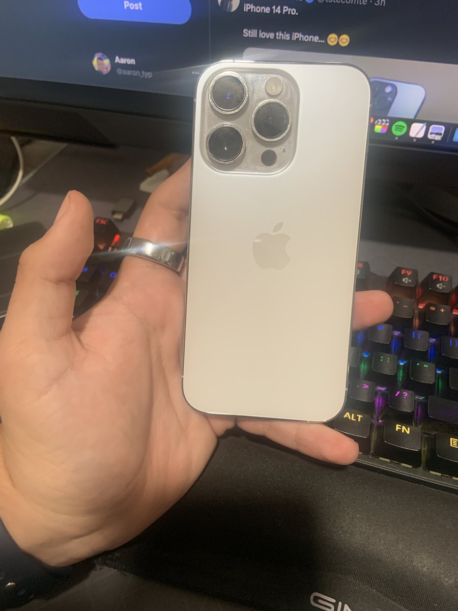 aaron_typ's tweet photo. @theapplehub Silver iPhone 14 Pro, I love this phone. https://t.co/kWbEQiyqjZ