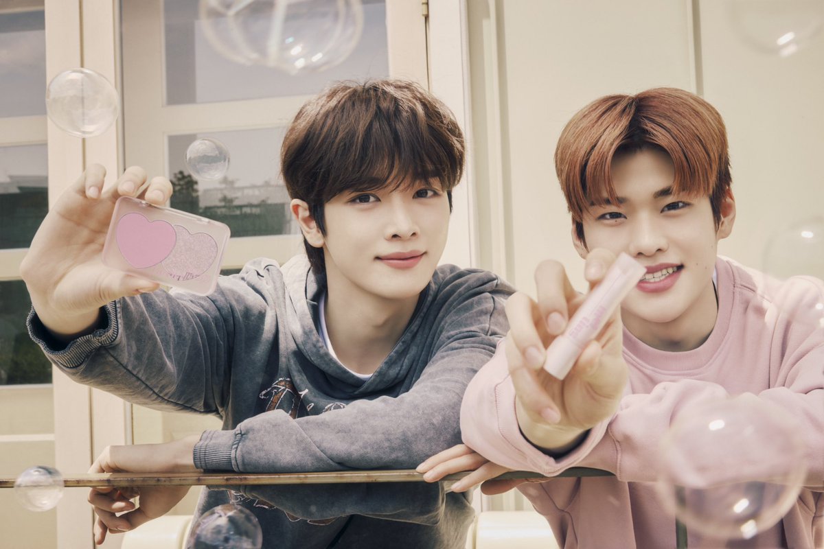 etudeplay's tweet photo. 연말파티가 이렇게 훈훈할 일이야..?🥹
영화 스틸컷같은 투샷에 
오늘도 설레는 뛰드,,💗
아무래도 이 조합이라면 사랑할 수 밖에🫶🏻

⋆ ˚｡⋆୨ ʚɞ ୧⋆ ˚｡⋆

𝐄𝐓𝐔𝐃𝐄 X 𝙍𝙄𝙄𝙕𝙀 💌𝑫𝒆𝒂𝒓 𝑴𝒚 𝑩𝒆𝒔𝒕𝒊𝒆 

📮성찬’s PICK 
#하트팝듀오블러셔 #디어마이핑크

📮소희’s PICK 
#진저슈가멜팅밤 #커들리플럼

⋆ ˚｡⋆୨ ʚɞ ୧⋆ ˚｡⋆