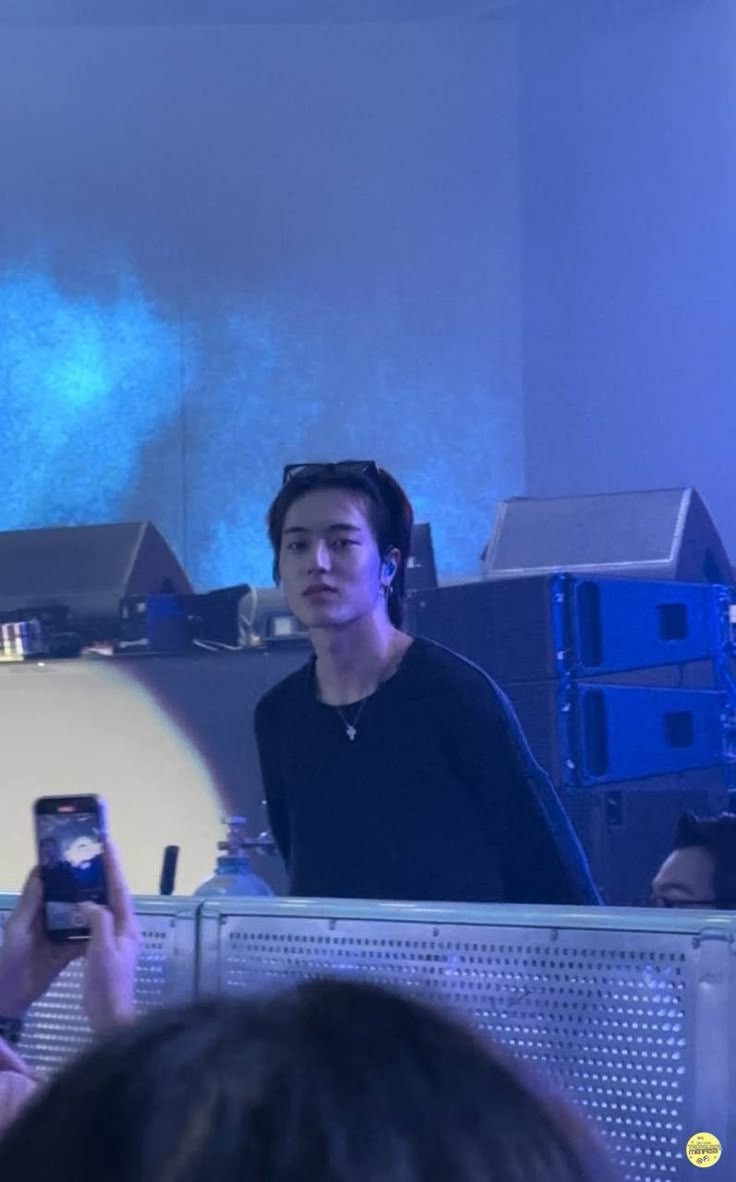 hi_oranges's tweet photo. Plot bunny ba to?

🐺 is a working student na nacall to work sa isang restobar to perform with a band kasi di makakapunta ung vocalist nila

🦋 ay napilit ng friends nya to try magrestobar, chilling for a change, tas boom naabutan nyang nagpeperform si 🐺 https://t.co/yAu9KEPzme