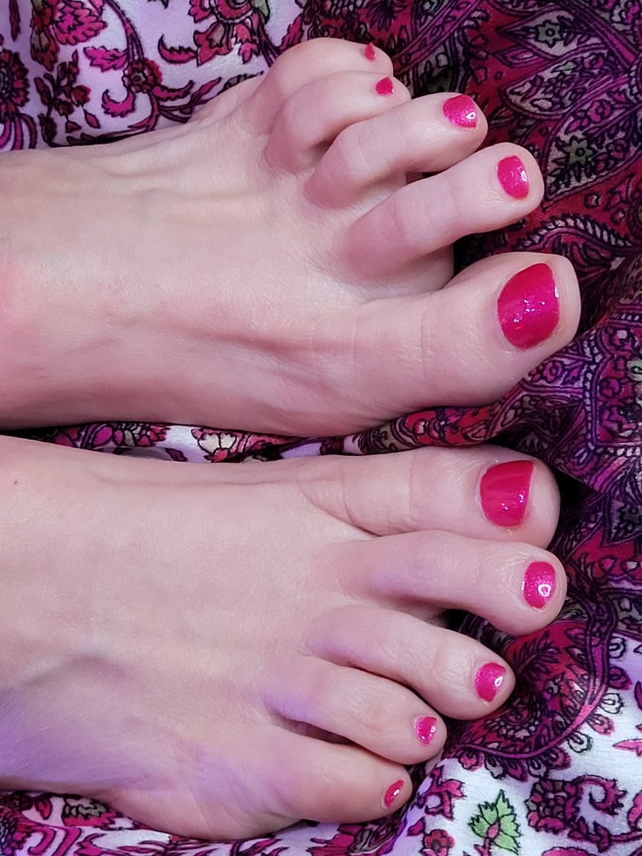 Who wants to lick my toes???? #feet #footworship #footfetish #toes #toeworship #foot #yummy