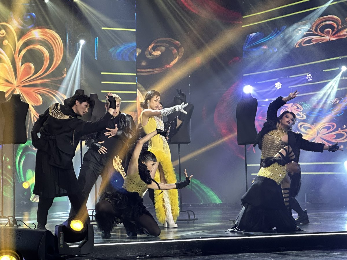 ASAPOfficial's tweet photo. AMAKABOGERA ng ASAP stage, Maymay! 🤩✨ #ASAPpride https://t.co/eWFTog6gnp