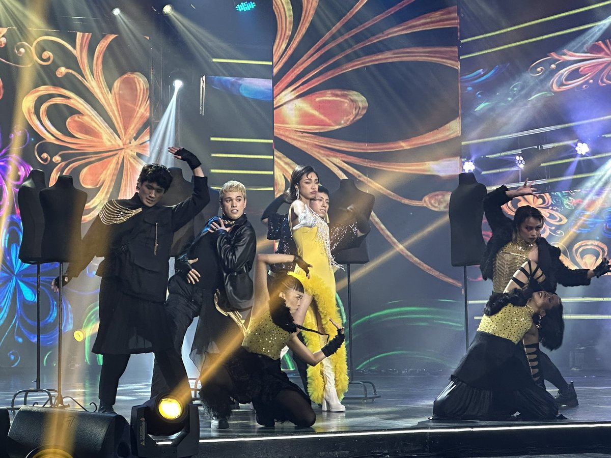 ASAPOfficial's tweet photo. AMAKABOGERA ng ASAP stage, Maymay! 🤩✨ #ASAPpride https://t.co/eWFTog6gnp