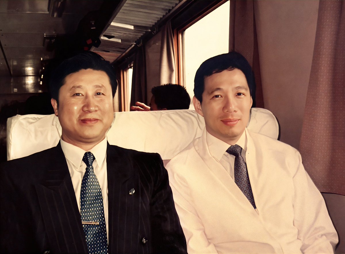 Supra_Legem's tweet photo. Stumbled upon an old gem! Found a photo of my dad and Mr. Lee Hsien Loong @leehsienloong sharing a train cabin back in May 1991 in Guangzhou, China. 📸#ThrowbackThursday #FamilyMemories https://t.co/4cbROCVdoS