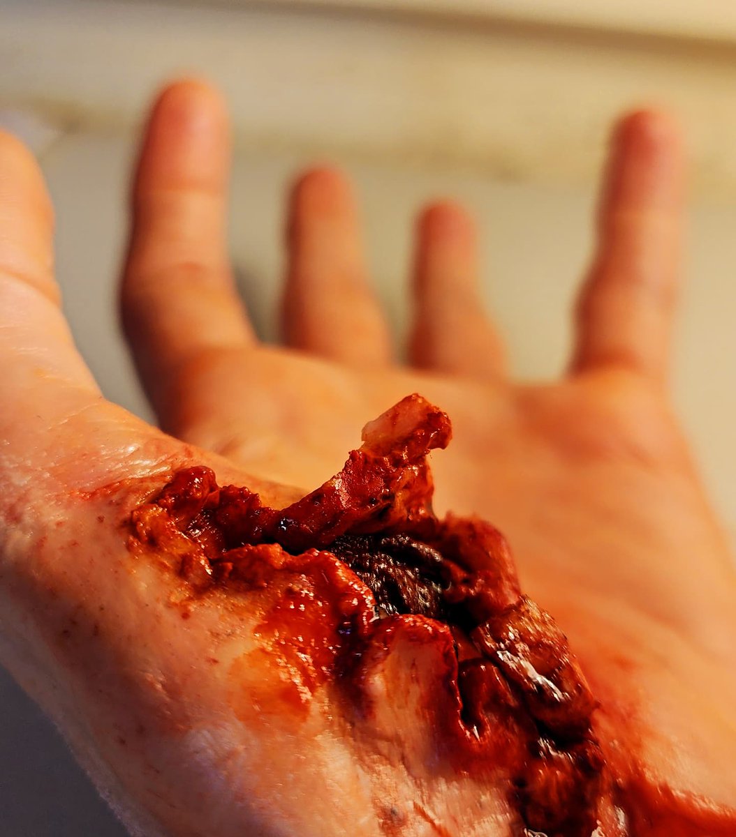 deabea5's tweet photo. LASSERAYSHUUUUNNNN!!!!

I didn't initially plan on doing any of my shit today but I get bored easily, so. 
🤷‍♀️

#vfx #vfxmakeup #sfx #amateurartist #practicepracticepractice #trialanderror #injury https://t.co/Saure2wCzV