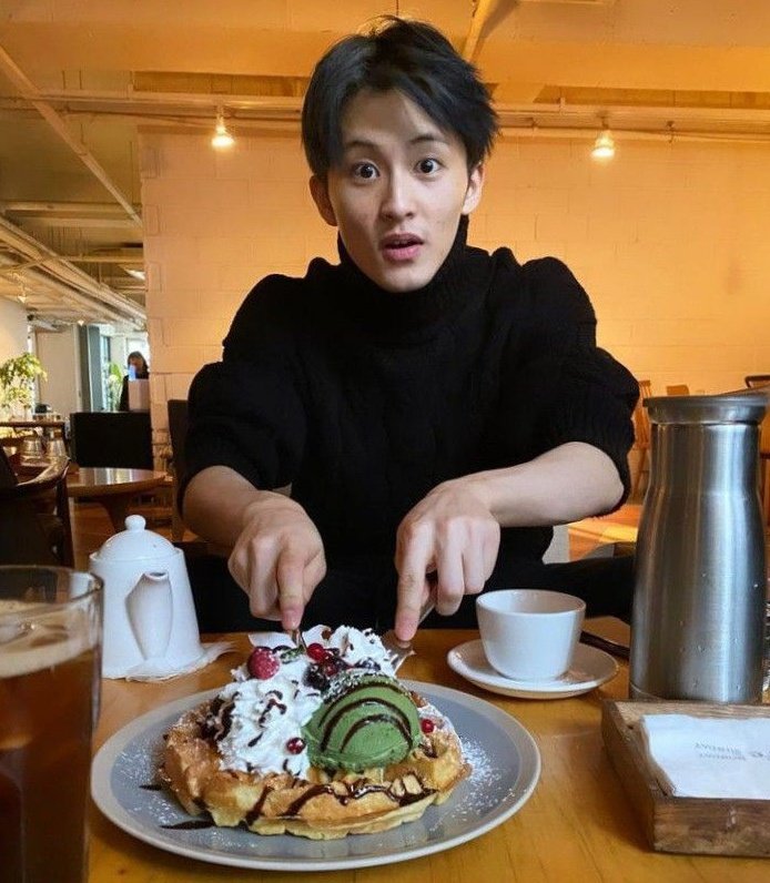 markmoIo's tweet photo. a boy                                               a man https://t.co/Z3ITCcY24S