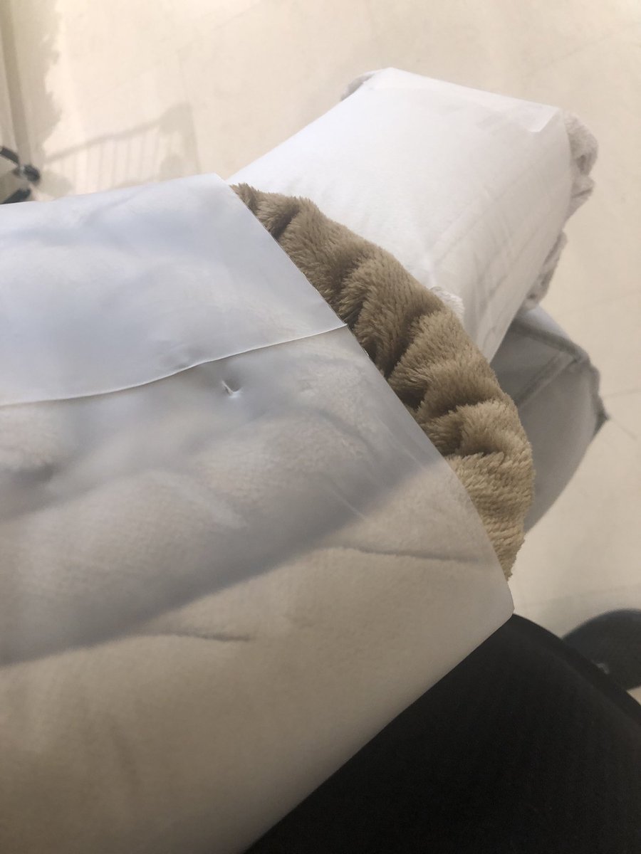 tkrapex's tweet photo. 1人で毛布３つも買うおじさん、居間用椅子用部屋用

着る毛布も買ったし抱き枕もふわふわにしたしオールもこもこ生活へ

−12k https://t.co/shx9pkYHnq