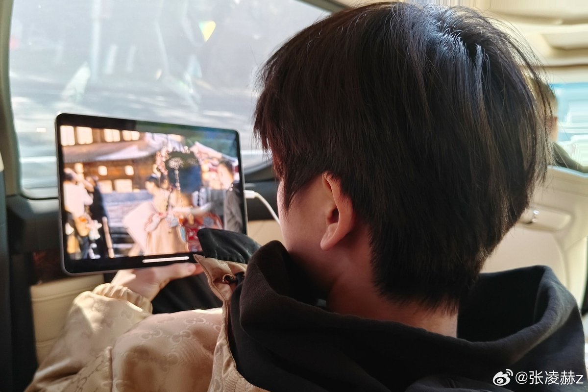 DailyZLH's tweet photo. #ZhangLinghe weibo update showing support to #EstherYu's currently airing drama #LoveGameInEasternFantasy

"See what's going on,
When did Ayun start to like such complicated headdresses?"

Ziyu will always be there for his Ayun 🥹 https://t.co/uBhJ0hVnQe