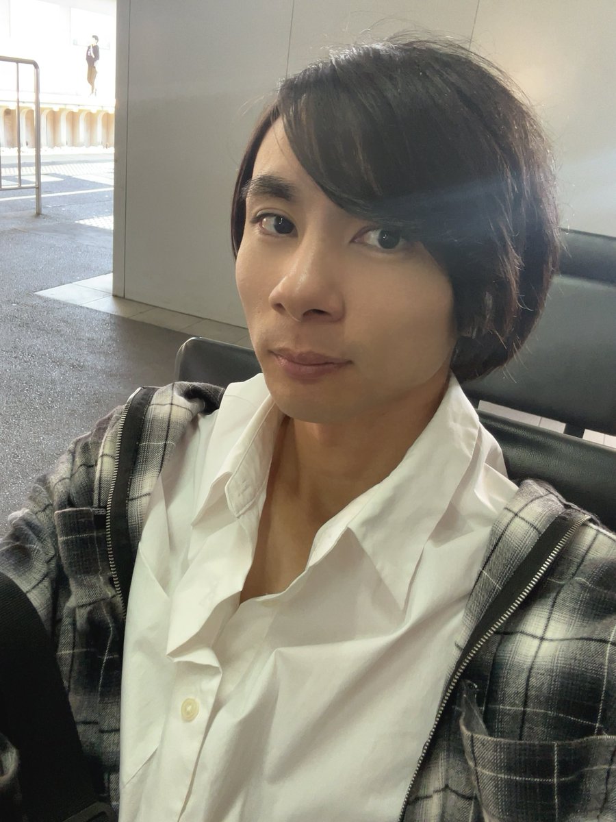 uchiuchi_827's tweet photo. 最近髪の毛伸びすぎて女の子っぽくなった件 https://t.co/U5p0Y8INBK