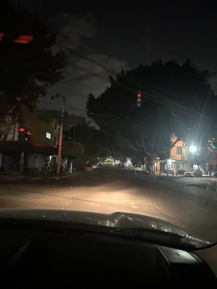Karlytuiter's tweet photo. Señor alcalde @LuisMendozaBJ ya que está cerrando plazas x el bienestar de la gente, cuando iluminará las calles de Letrán Valle? #espregunta #seaserio no diga q no le corresponde porfa @BJAlcaldia @col_letranvalle https://t.co/vstZUEgUdN