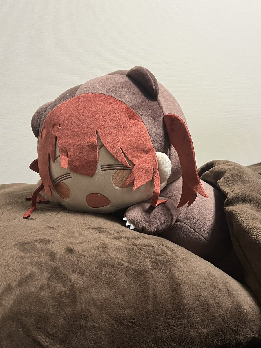 「冬用あったかシーツに変えたらクマリンにベッド取られたくま 」|R3のイラスト