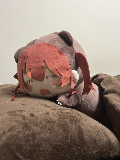 冬用あったかシーツに変えたらクマリンにベッド取られたくま 
