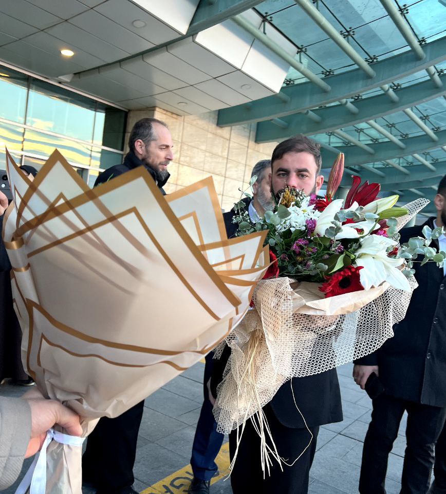 furkanhareketi's tweet photo. Alparslan Kuytul Hocaefendi'nin Sevilmesini Hazmedemiyorlar! 

Alparslan Kuytul Hocaefendi'nin çok sevilmesini, karşılanmasını ve uğurlanmasını hazmedemeyen Ankara Emniyeti; sevenlerinin muhabbetini gösterecekleri çiçek buketlerini vermesini bile engellemek istediler!

#AnkaraEmniyeti #EsenboğaHavalimanı