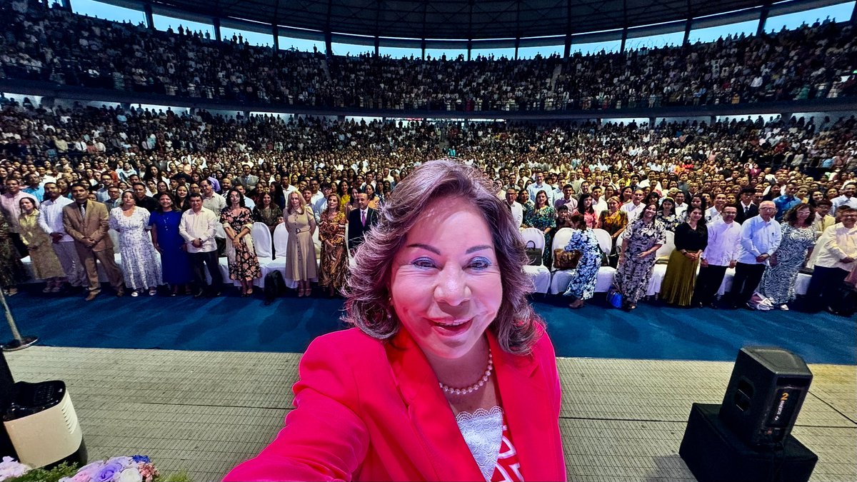 MLPiraquive's tweet photo. Desde Ecuador, les enviamos un saludo a todos los hermanos de la Iglesia. Finalizamos un hermoso Estudio Bíblico desde la ciudad de Guayaquil, donde me acompañaron más de 9000 hermanos y hermanas de todo el país. Dios los bendiga a todos. @idmjioficial

#idmji #marialuisapiraquive #piraquive #guayaquil #ecuador #estudiobiblico #iglesia