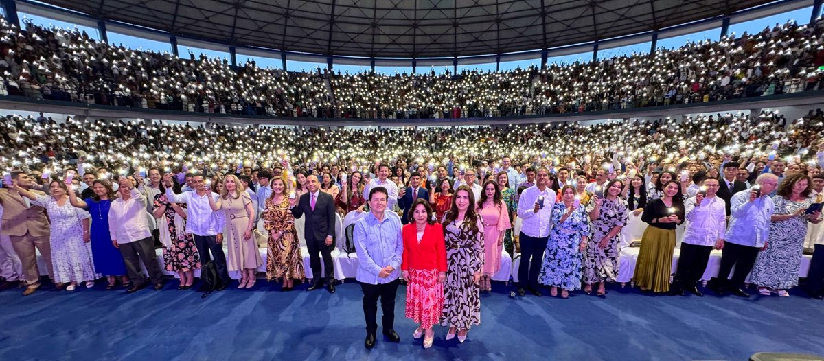 MLPiraquive's tweet photo. Desde Ecuador, les enviamos un saludo a todos los hermanos de la Iglesia. Finalizamos un hermoso Estudio Bíblico desde la ciudad de Guayaquil, donde me acompañaron más de 9000 hermanos y hermanas de todo el país. Dios los bendiga a todos. @idmjioficial

#idmji #marialuisapiraquive #piraquive #guayaquil #ecuador #estudiobiblico #iglesia