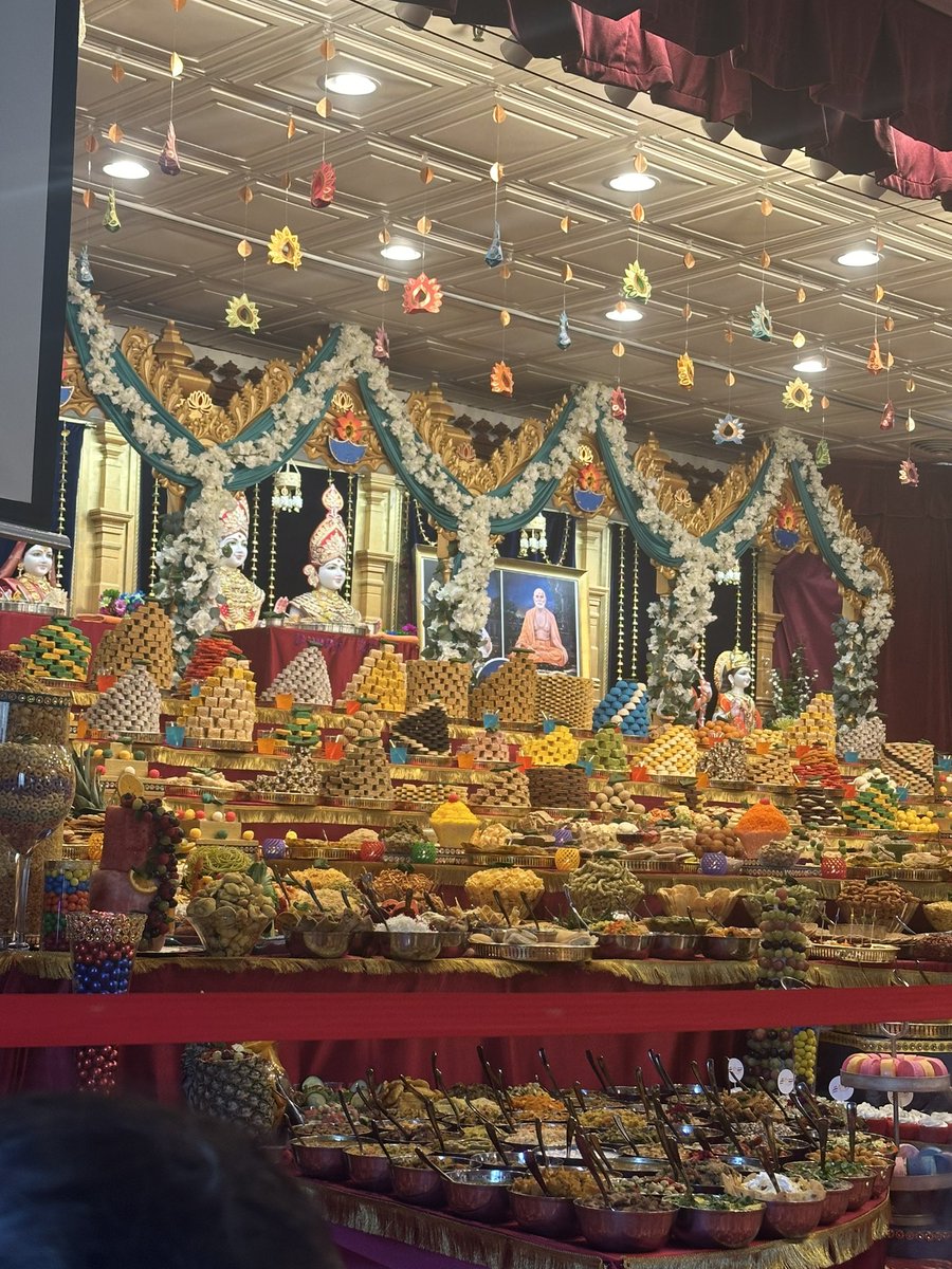 Last Diwali temple visit before flying to San Diego. I am blessed to have friends that want to share their culture with me 🥹